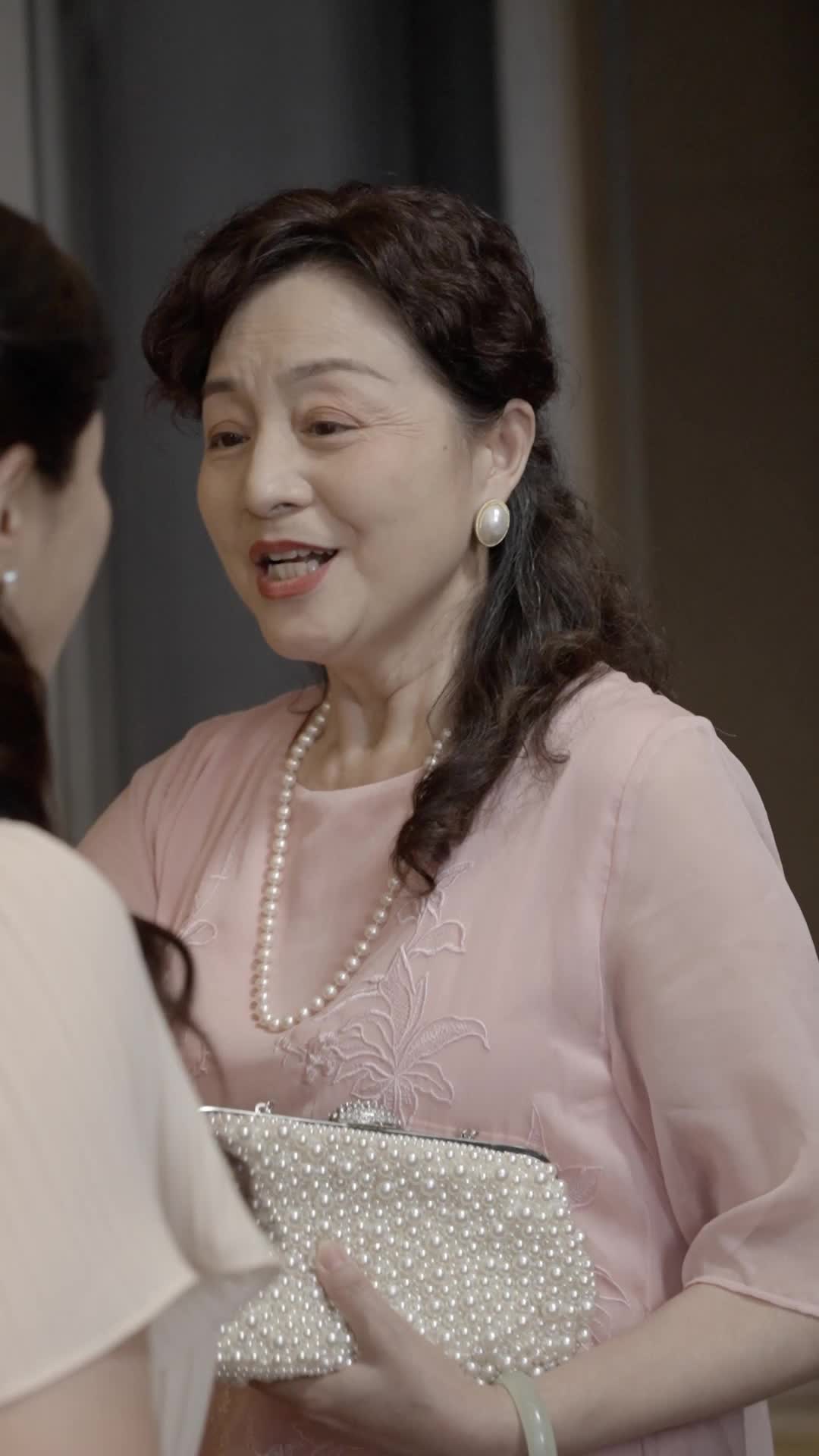 الحلقة 48 - تزوجت أغنى رجل وعمري خمسين